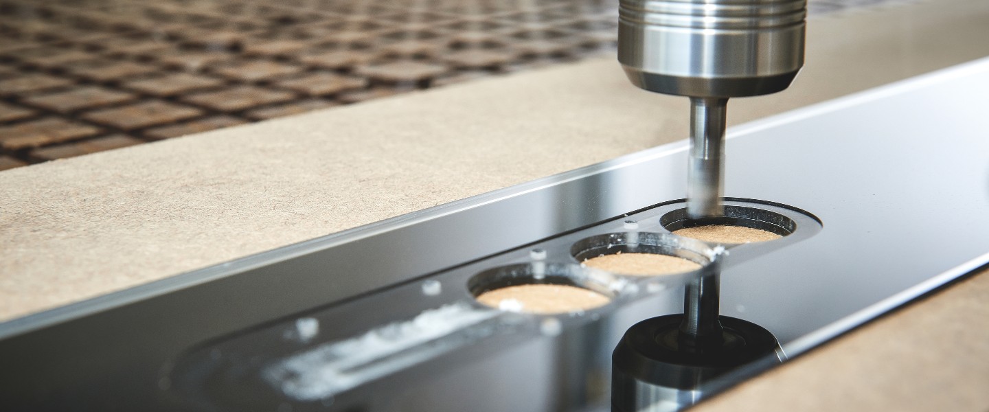 Laserskärning och bearbetning av plastskivor för Seritronic A/S